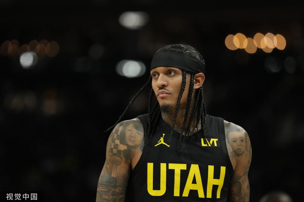 众激动不已 众激动不已